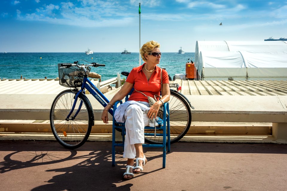 Chaise et vélo bleus