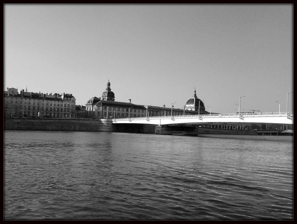 Le Rhône et l'hopital de l'Hôtel-dieu ( Lyon, France)