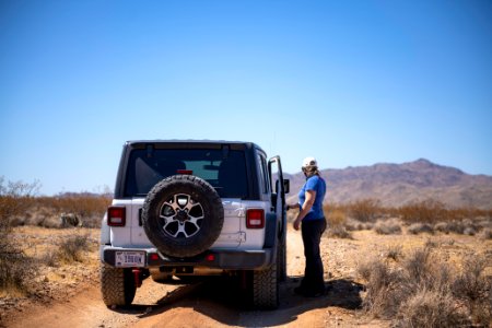 Jeep and visitor at the start of Pinkham Canyon Road