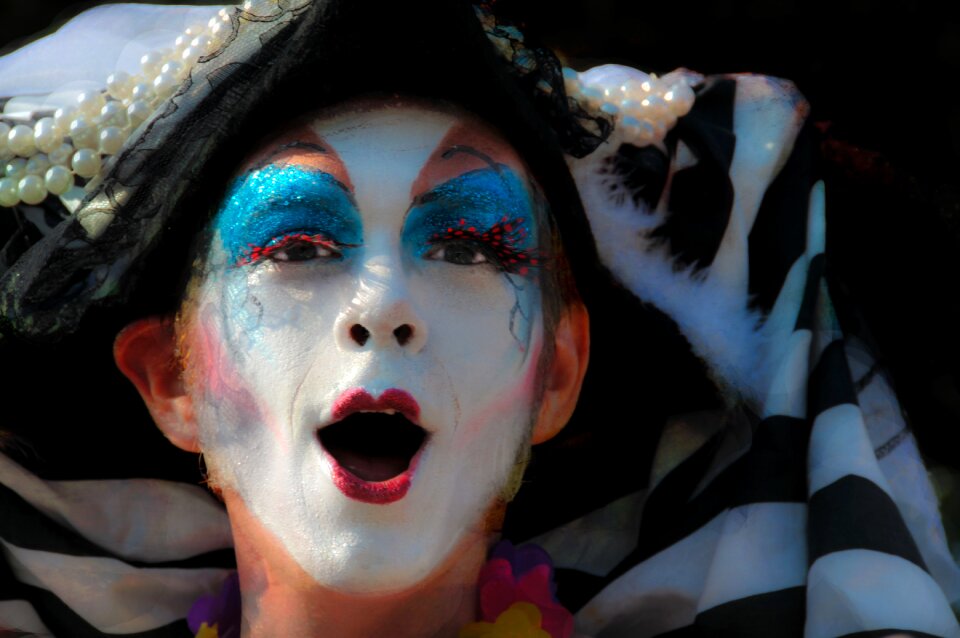 Expression theatrics white