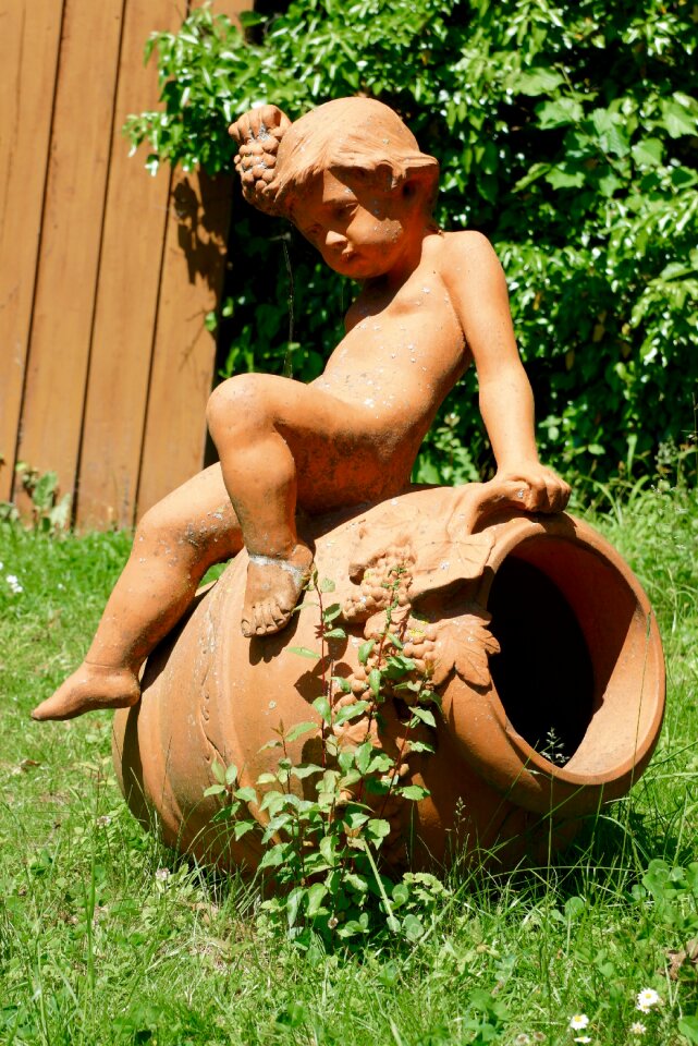 Pose garden decoration statue