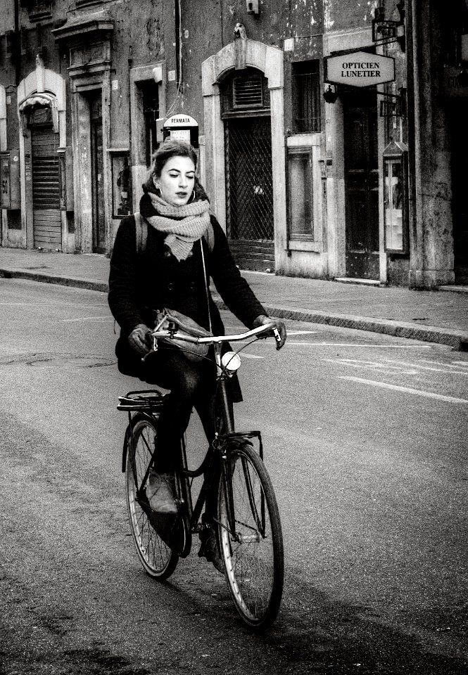 Una Bella Ragazza Su Una Bicicletta