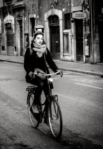 Una Bella Ragazza Su Una Bicicletta photo