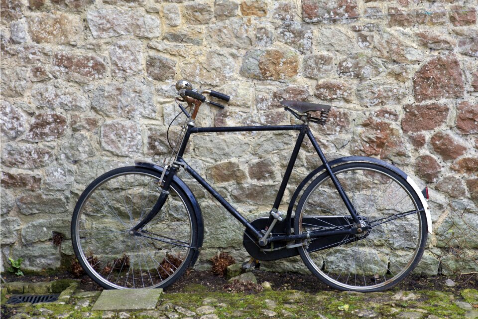 Sprung saddle bell lever brakes