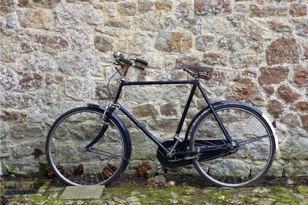 Sprung saddle bell lever brakes