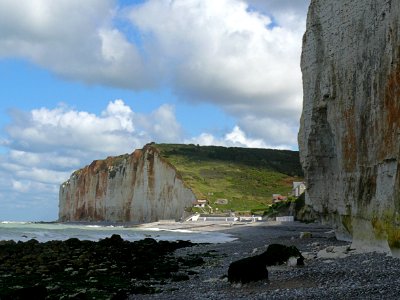 2007.09 -  'Low view over the bay with sun and light cloudy sky above the shore', near Petit-Dalle in Normandy, France with a quiet sea; French landscape photography, Fons Heijnsbroek