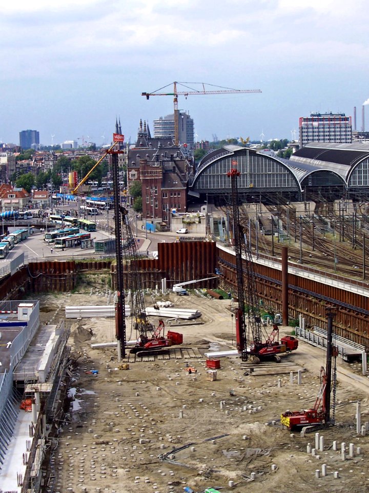 2007.08 - 'Pile-sheeting in the excavation' - Amsterdam photos and pictures, view over the utter east excavation of te Oosterdok / Docklands, with rusty sheet piling + ramming of concrete pilings; Dutch city + geotag, Arjan Heijnsbroek, The Netherlands
