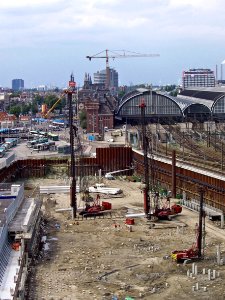 2007.08 - 'Pile-sheeting in the excavation' - Amsterdam photos and pictures, view over the utter east excavation of te Oosterdok / Docklands, with rusty sheet piling + ramming of concrete pilings; Dutch city + geotag, Arjan Heijnsbroek, The Netherlands photo