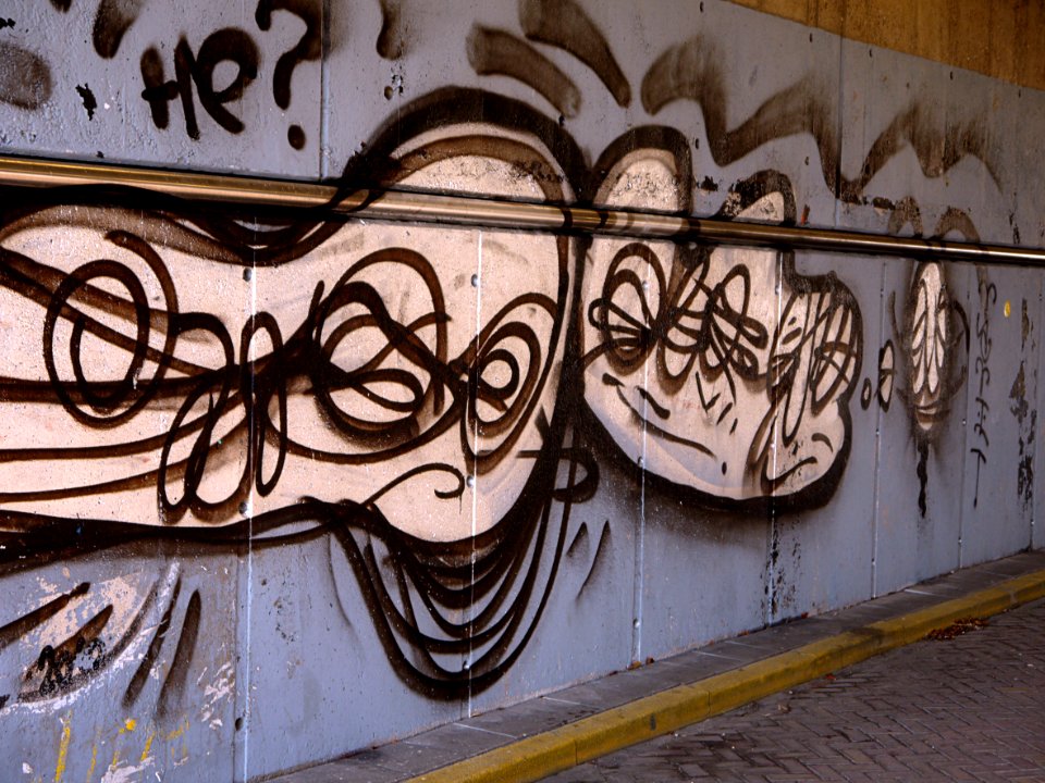 Photo of graffiti wall-painting, painted by airbrush, in the pedestrian-tunnel connecting Oosterdok waterfront to the IJ-border & Piet Heynkade - close to Hanna's Tree restaurant and Dijkgracht end; - urban photography by Fons Heijnsbroek, the Netherlands