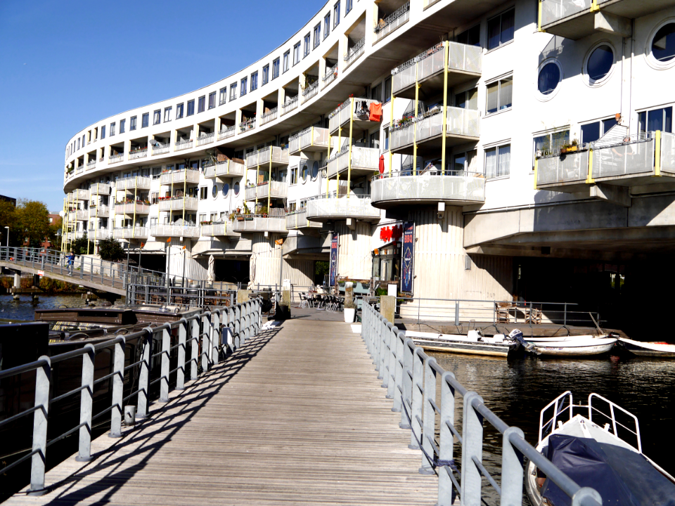 2016.10 - 'A residential apartments building, as bridge' - Amsterdam photo of modern architecture -  picture of heavy concrete construction - geotagged free urban picture, in public domain / Commons CCO; city photography, Fons Heijnsbroek, Netherlands