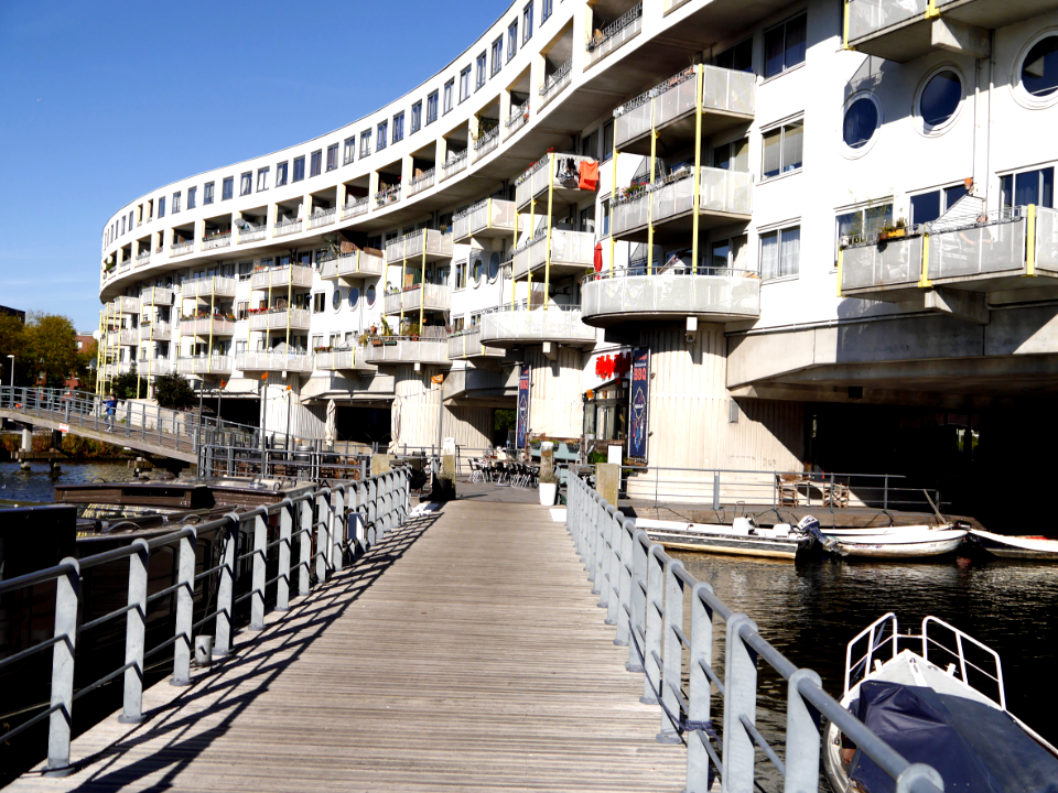 2016.10 - 'A residential apartments building, as bridge' - Amsterdam photo of modern architecture - picture of heavy concrete construction - geotagged free urban picture, in public domain / Commons CCO; city photography, Fons Heijnsbroek, Netherlands photo