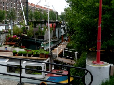 2013.06 - 'Photo of Dutch houseboats', in the Entrepotdok-canal, near a bicycle and foot-bridge near Artis Zoo; photo Amsterdam city, in Summer; urban  photography Fons Heijnsbroek