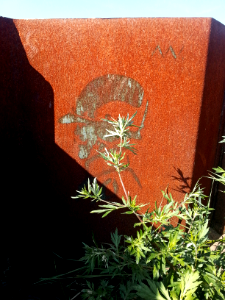 2016.09 - Street-art photo of a 'Mysterious head' on a rusty pile sheeting element, at the North-border of the IJ water, Amsterdam - geotagged free urban photo, in public Commons domain; Dutch photography, Fons Heijnsbroek, The Netherlands photo