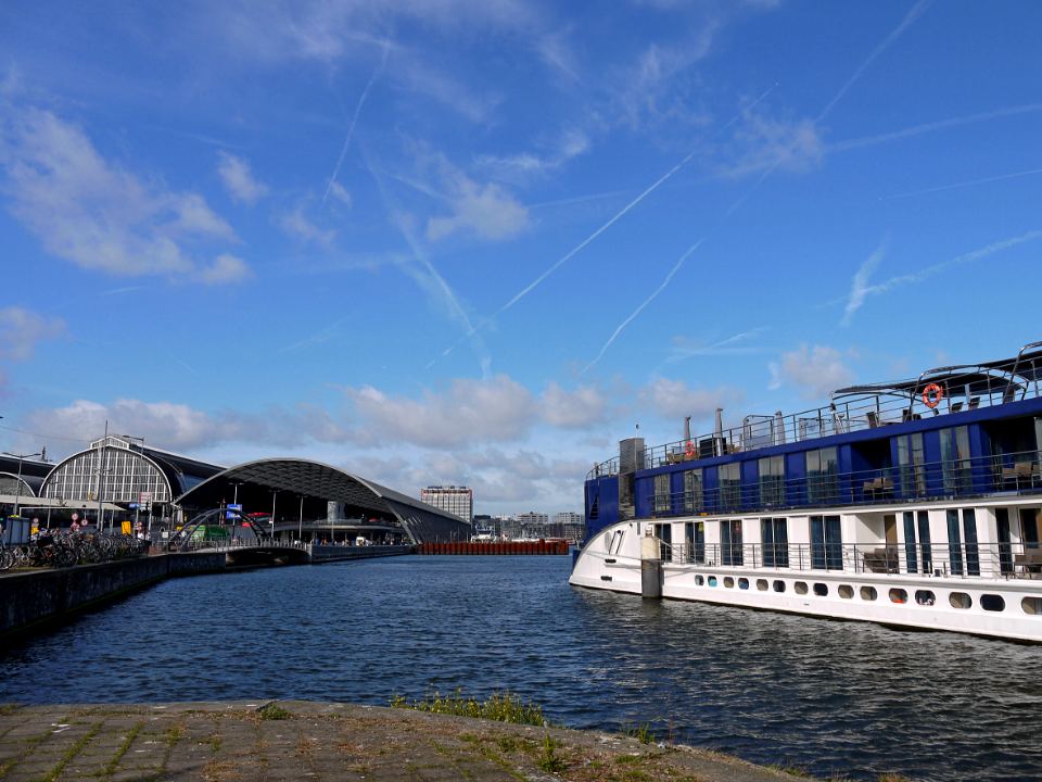 2016.09 - Amsterdam photo; A view over the waterfront IJ with the Central Station at the left side and a river cruise-ship; geo-tagged free urban picture, in public domain / Commons CCO; Dutch urban photography by Fons Heijnsbroek, The Netherlands