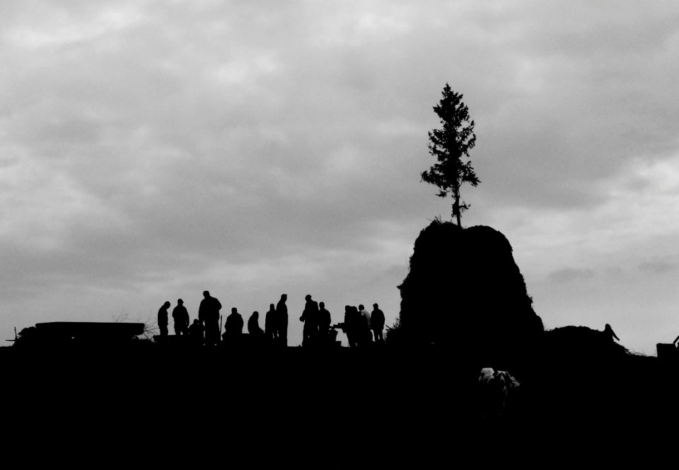 Osterfeuer Aufbau dark