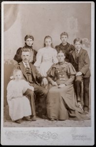 Cabinet card portrait of a family photo