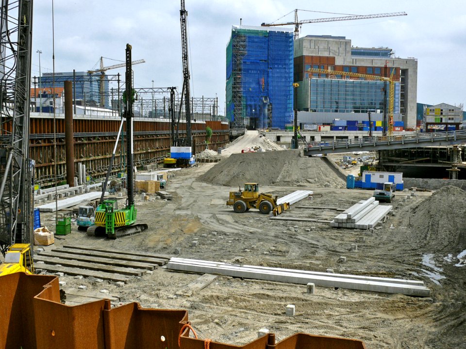 2007.06 - 'View over a large excavation-site' - Amsterdam photos and pictures at the Oosterdok with pile plants and rusty sheet pilings for the new Municipal Library, OBA - Amsterdam; Dutch city + geotag, Fons Heijnsbroek, The Netherlands