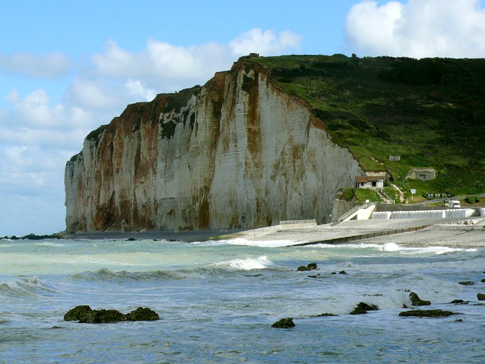 2007.09 - 'Close-up view on the Northern cliffs near Petit-Dalle' in Normandy France with a quiet sea; French landscape photography, Fons Heijnsbroek