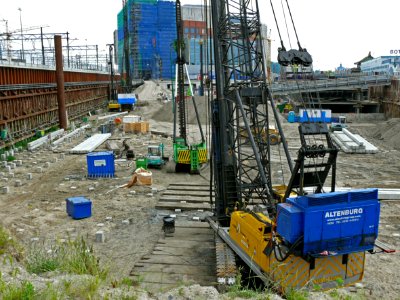 2007.06 - 'Piling equipment & building-cranes' - Amsterdam photos and pictures, a large excavation-site at the Oosterdok / Docklands, with pile plants & rusty sheet pilings; Dutch city + geotag, Fons Heijnsbroek, The Netherlands photo