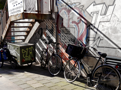 2016.10 - Amsterdam Photos Street-art - A struggle between wall-paintings, shadows and bikes, Van Diemenstraat, close to the IJ border; geo-tagged free urban picture, in public domain / Commons; Dutch urban photography by Fons Heijnsbroek, Netherlands photo