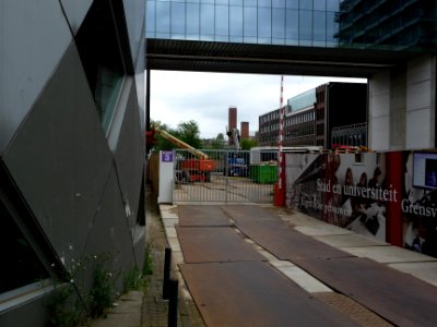 Entrance to the construction site of The Gate, main building of the university on the campus Roeterseiland, Amsterdam; photography of modern architecture in The Netherlands, Fons Heijnsbroek