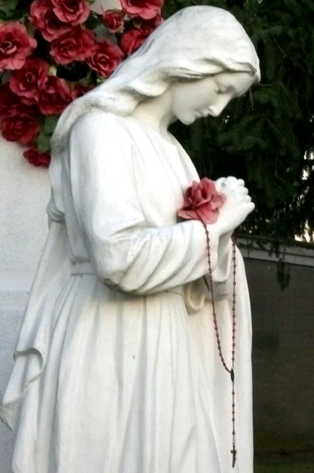 Madonna pray statue