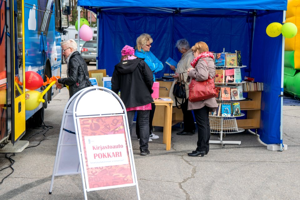 Kirjastoauto Pokkari Kevätmessuilla 2015