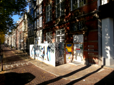 2016.10 - 'A close view on a small construction-site' - Amsterdam photos, in the sunlight of October- geotagged free urban picture, in public domain / Commons CCO; city photography in The Netherlands, Fons Heijnsbroek photo