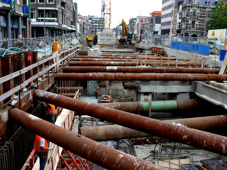2007.08 - 'Photo of sheet pilings and counter-forts' - civil engineering on the excavation site for the metro tunnel under the city-center of Amsterdam; location Vijzelgracht; Dutch photo - urban photography by Fons Heijnsbroek, the Netherlands