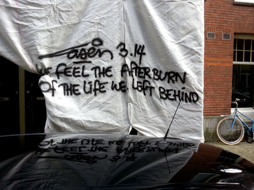 2016.09 - Amsterdam, photo of falling light and wall-writing - light & wall-poetry writing in the streets, by Laser 3.14 - geotagged free urban picture, in public Commons domain; photography, Fons Heijnsbroek photo