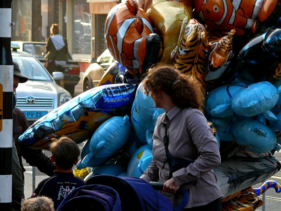 2008.10 - 'Balloon-party in the streets 6.', at the street-fair in the Kinkerstraat in the light of October; Amsterdam, district Oud-WestDutch photo - urban photography by Fons Heijnsbroek, The Netherlands