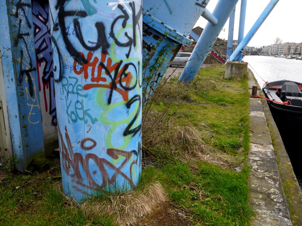 2016.04 - Amsterdam photo, graffiti on columns of an old port-crane at the former ship-yard of Werkspoor, at Oostenburg, canal Wittenburgervaart; - geotagged free urban picture, in public domain / Commons; Dutch photography, Fons Heijnsbroek, Netherlands photo