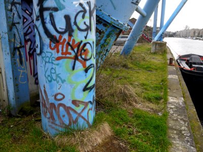 2016.04 - Amsterdam photo, graffiti on columns of an old port-crane at the former ship-yard of Werkspoor, at Oostenburg, canal Wittenburgervaart; - geotagged free urban picture, in public domain / Commons; Dutch photography, Fons Heijnsbroek, Netherlands