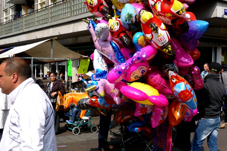 2011.04 - 'Market stalls and balloons for sale', photo at the street-fair in the Kinkerstraat in the light of Spring; Amsterdam city, district Oud-West - urban photography in the Netherlands, Fons Heijnsbroek