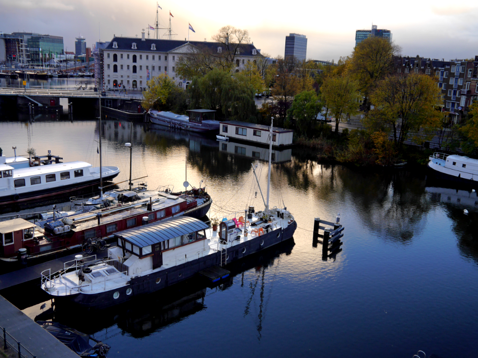 Free photo of Amsterdam: picture of house-boats in the canal Nieuwe Vaart with sunlight of early November, The Netherlands