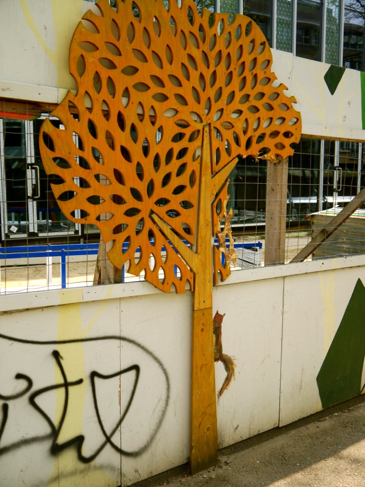 2015.04 - Amsterdam photo of street-art - 'Find the squirrel', in an sawed tree, near a construction site: University campus Roeterseiland; a geotagged free urban picture, in public domain / Commons CCO; city photography by Fons Heijnsbroek, Netherlands photo