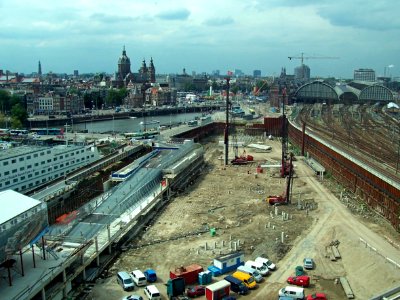 2007.08 - 'City is building...' - Amsterdam photos and pictures, a cityscape with excavations and construction sites at the Oosterdok- train tracks and Central station to the right; Dutch city + geotag, Arjan Heijnsbroek, The Netherlands photo