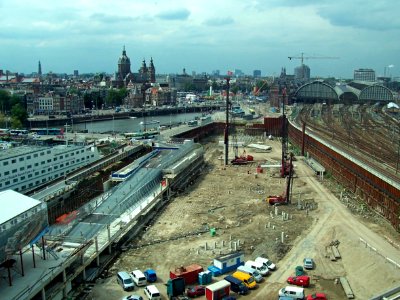 2007.08 - 'City is building...' - Amsterdam photos and pictures, a cityscape with excavations and construction sites at the Oosterdok- train tracks and Central station to the right; Dutch city + geotag, Arjan Heijnsbroek, The Netherlands