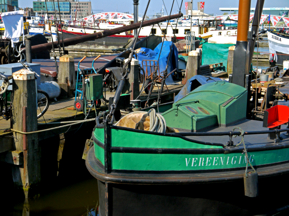 2016.04 - Amsterdam photo 'Walking along the quay of Prins Hendrikkade, a small village of moored ships and boats - geotagged free urban picture in the public Commons domain; Dutch urban photography by Fons Heijnsbroek, The Netherlands