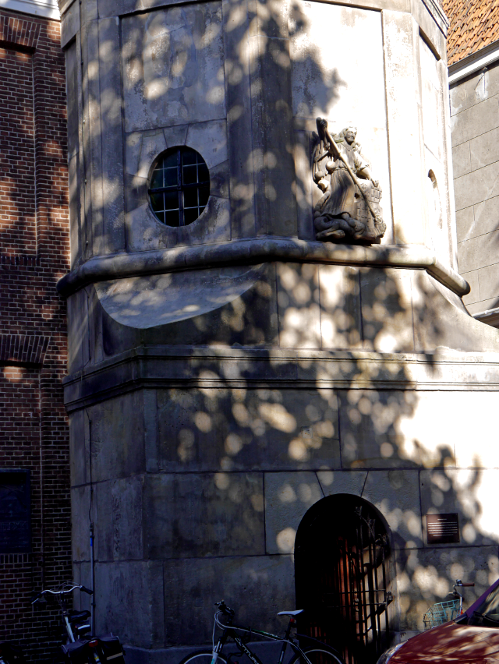 2016.10 - Harlingen, photo of old Dutch architecture - the town-hall tower at the backside of the building in the Voorstraat; geotagged free urban picture, in public domain / Commons CCO; Dutch photography, Fons Heijnsbroek, The Netherlands