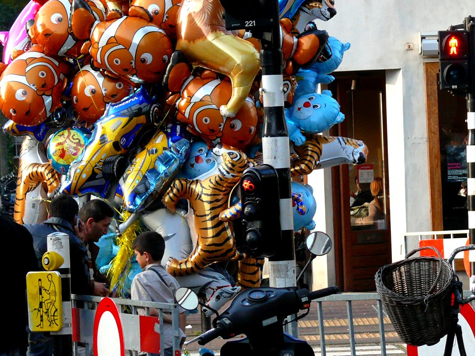 2008.10 - 'Street-view - selling balloons at the street-fair', in the Kinkerstraat in the light of October in Amsterdam, district Oud-WestDutch photo - urban photography by Fons Heijnsbroek, The Netherlands