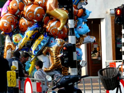 2008.10 - 'Street-view - selling balloons at the street-fair', in the Kinkerstraat in the light of October in Amsterdam, district Oud-WestDutch photo - urban photography by Fons Heijnsbroek, The Netherlands