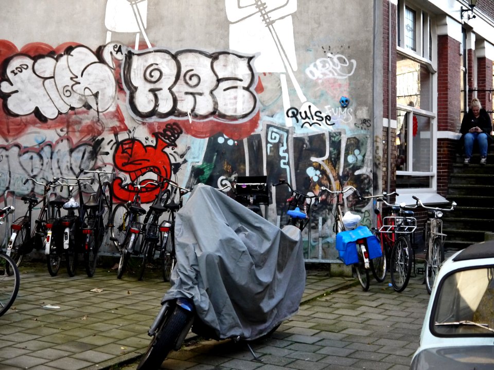 Urban street-graffiti and wall-art; throw-ups & two sweeping figures in the Willemstraat, Jordaan-district in Amsterdam, near the corner with Brouwersgracht in Amsterdam city, November 2013; photo Amsterdam city; urban photographer Fons Heijnsbroek, 2013