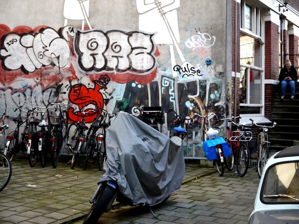 Urban street-graffiti and wall-art; throw-ups & two sweeping figures in the Willemstraat, Jordaan-district in Amsterdam, near the corner with Brouwersgracht in Amsterdam city, November 2013; photo Amsterdam city; urban photographer Fons Heijnsbroek, 2013 photo