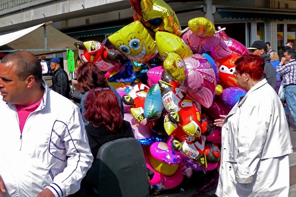 2011.04 - 'Balloon-party 2.', photo at the street-fair in the Kinkerstraat in the light of Spring; Amsterdam city, district Oud-West - urban photography in the Netherlands, Fons Heijnsbroek