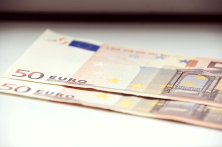 Euro banknotes pay