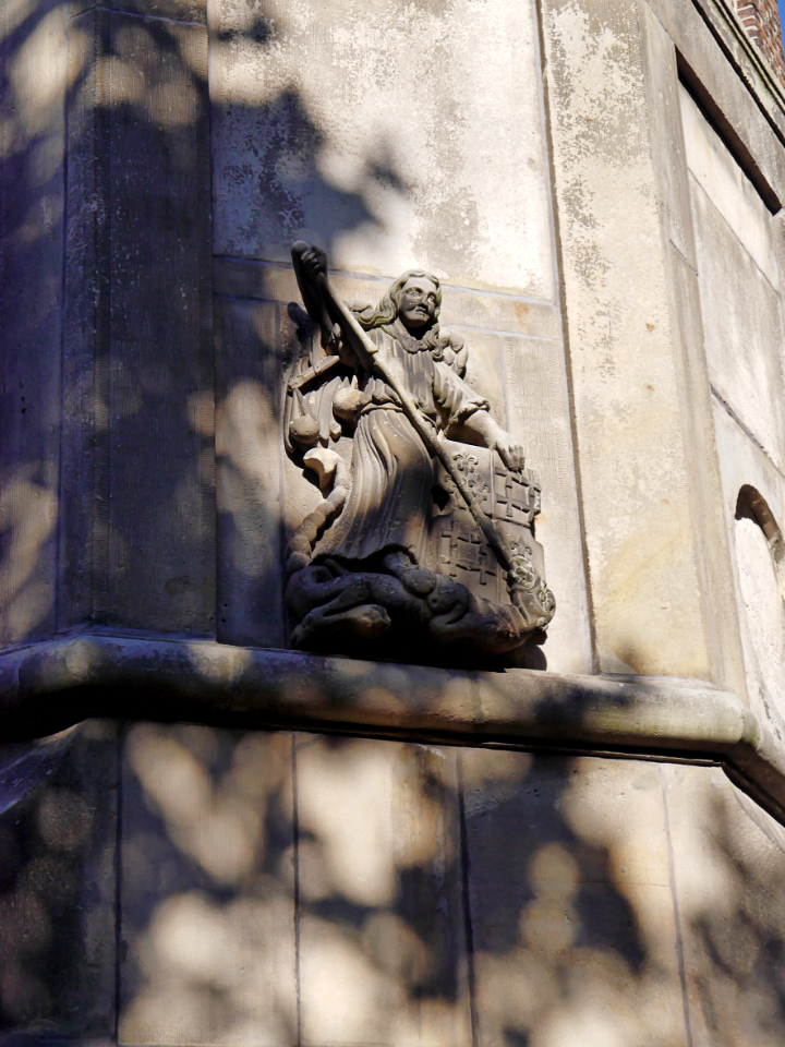 2016.10 - photo of Harlingen, Friesland; old Dutch sculpture art - stone sculpture at the wall of the tower, St. Michael; geotagged free urban picture, in public domain / Commons CCO; Dutch urban photography by Fons Heijnsbroek, The Netherlands