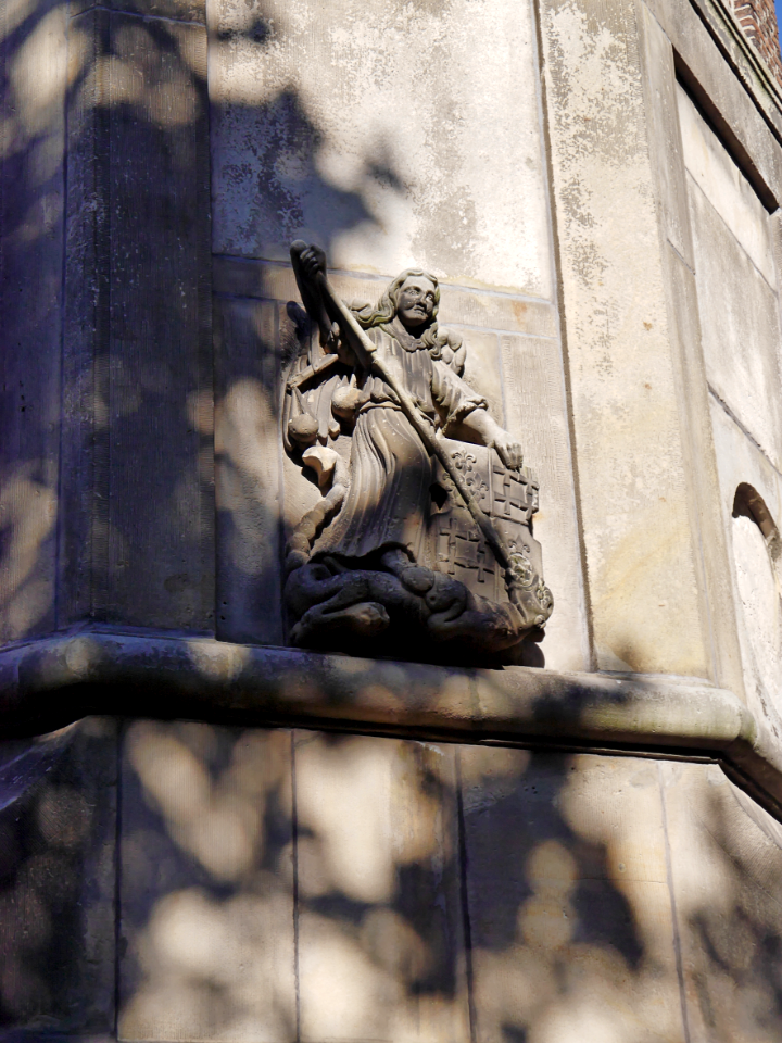 2016.10 - photo of Harlingen, Friesland; old Dutch sculpture art - stone sculpture at the wall of the tower, St. Michael; geotagged free urban picture, in public domain / Commons CCO; Dutch urban photography by Fons Heijnsbroek, The Netherlands photo