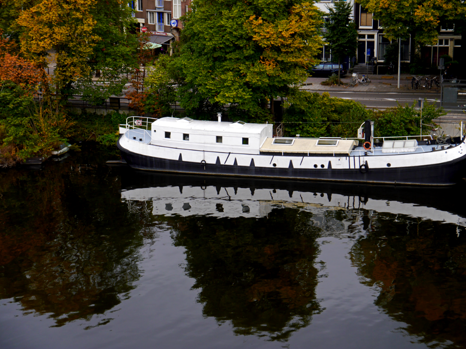 2016.10 - Amsterdam photo; Urban trees in Fall along the reflecting canal-water of De Nieuwe Vaart - geo-tagged free urban picture, in public domain / Commons CCO; Dutch urban photography by Fons Heijnsbroek, The Netherlands photo