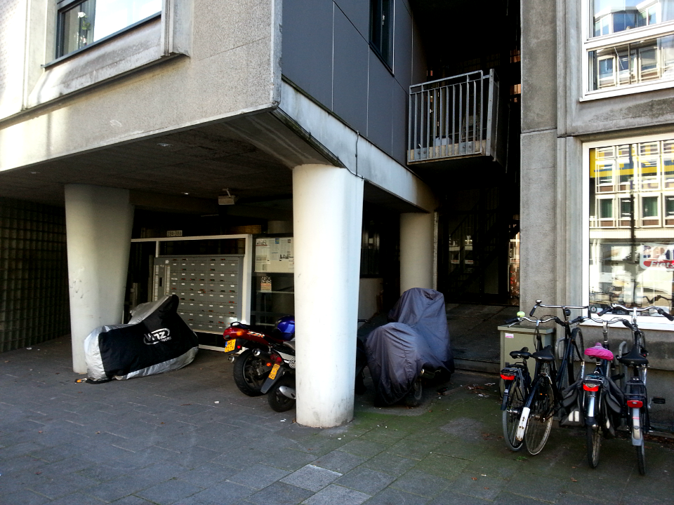 Free photo of Amsterdam: picture of a residential buildings, floor level in October, The Netherlands